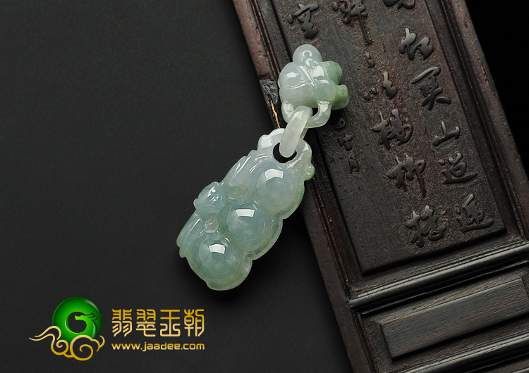 糯冰种晴水缅甸翡翠A货四季豆挂件