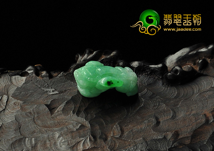 feicui糯冰种豆色缅甸翡翠A货貔貅挂件