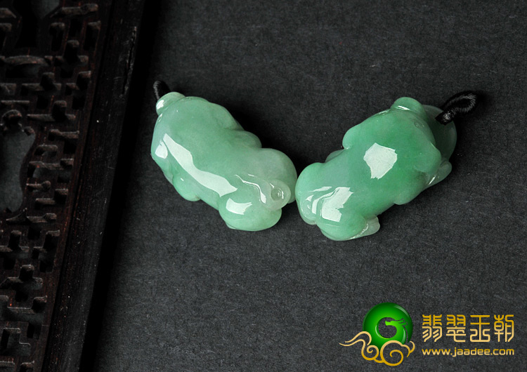 糯冰种晴水缅甸翡翠A货福猪挂件（一对）
