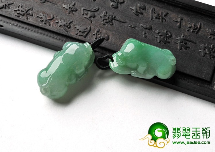 糯冰种晴水缅甸翡翠A货福猪挂件（一对）