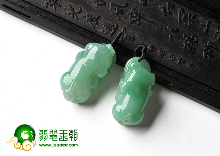 糯冰种晴水缅甸翡翠A货福猪挂件（一对）