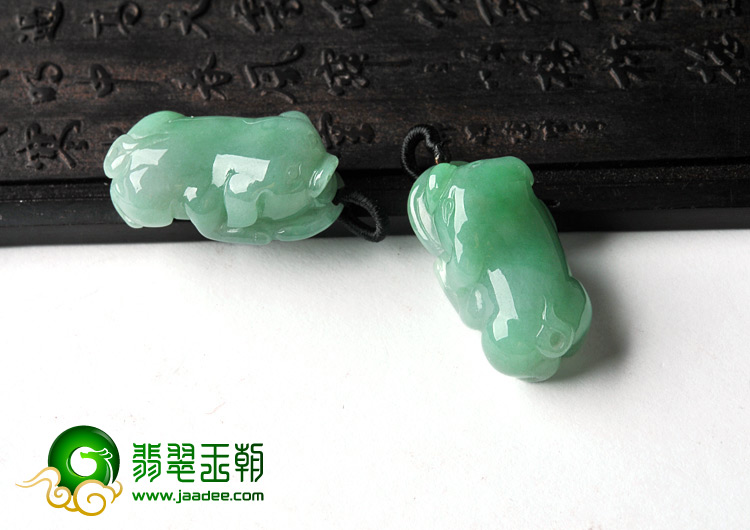 糯冰种晴水缅甸翡翠A货福猪挂件（一对）