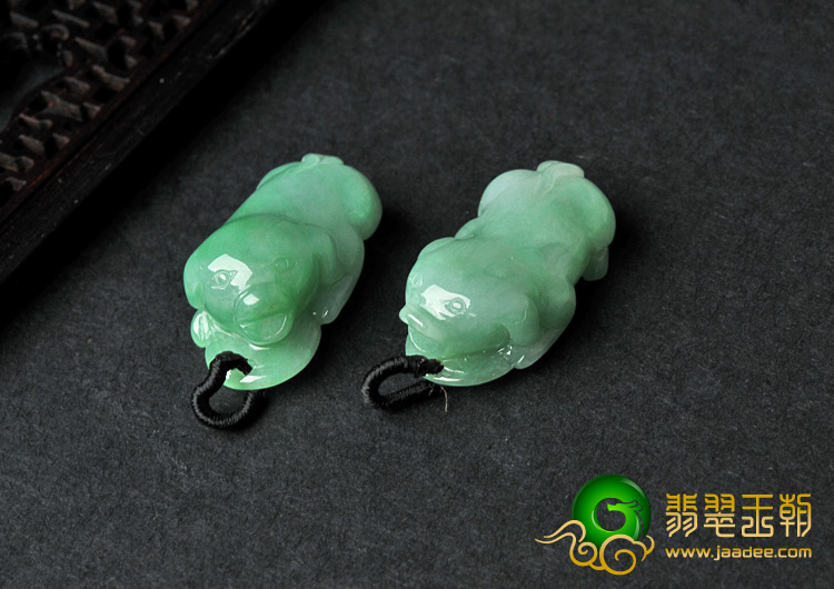 糯冰种晴水缅甸翡翠A货福猪挂件（一对）