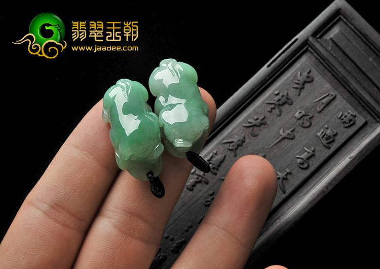 糯冰种晴水缅甸翡翠A货福猪挂件（一对）