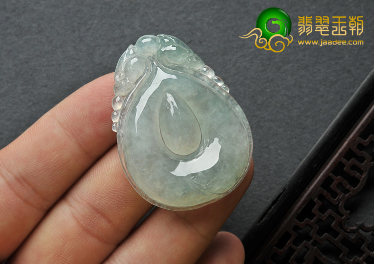 糯冰种淡晴水缅甸翡翠A货双龙戏珠挂件