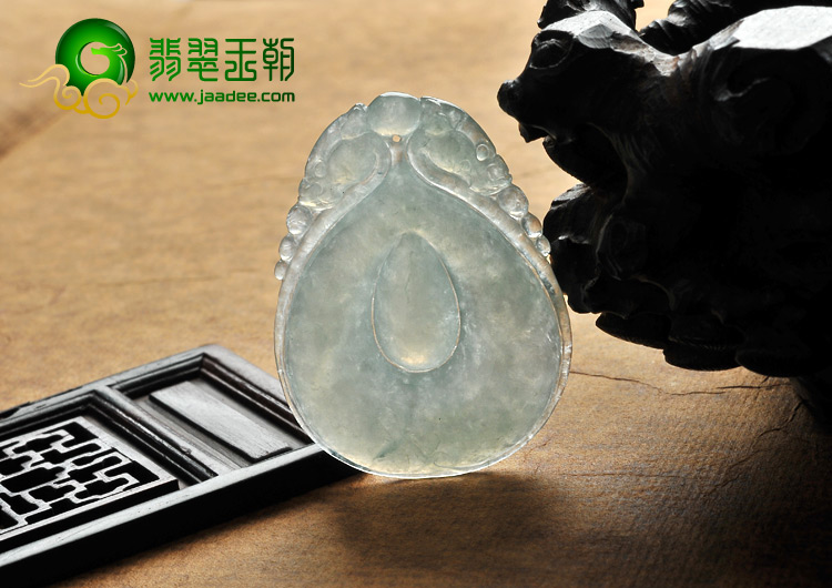 糯冰种淡晴水缅甸翡翠A货双龙戏珠挂件
