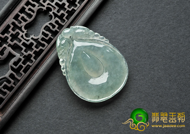 糯冰种淡晴水缅甸翡翠A货双龙戏珠挂件