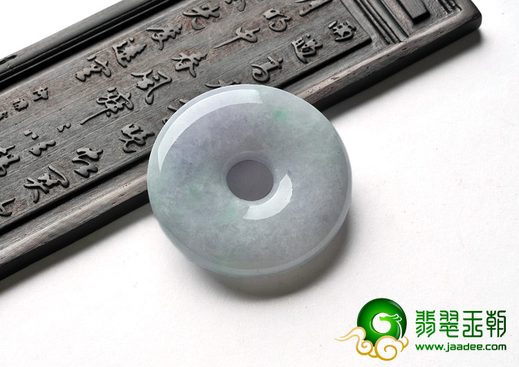 糯冰种淡春带彩缅甸翡翠A货平安扣