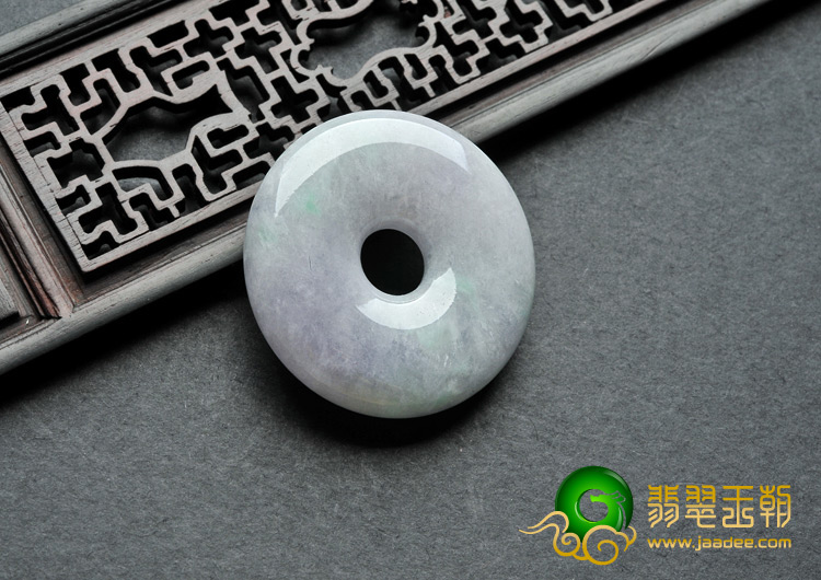 糯冰种淡春带彩缅甸翡翠A货平安扣