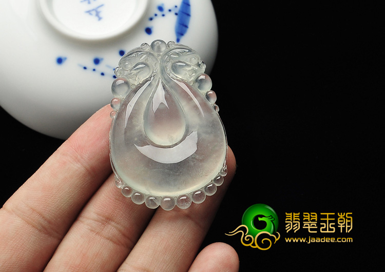 冰玻种缅甸翡翠A货双龙戏珠挂件