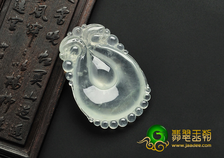 冰玻种缅甸翡翠A货双龙戏珠挂件