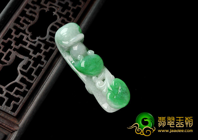 糯冰种翠色缅甸翡翠A货龙钩挂件