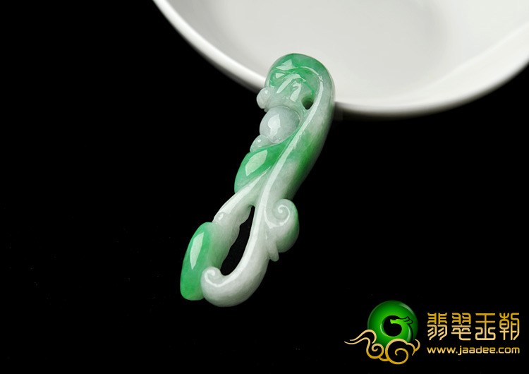 糯冰种翠色缅甸翡翠A货龙钩挂件