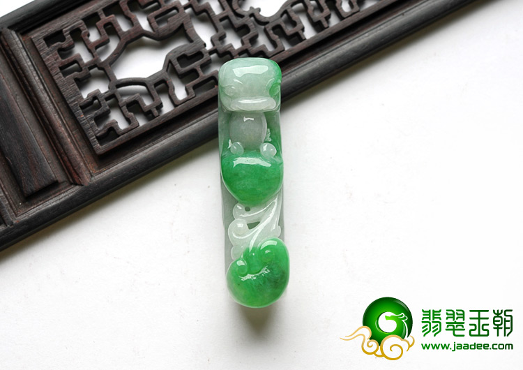 糯冰种翠色缅甸翡翠A货龙钩挂件