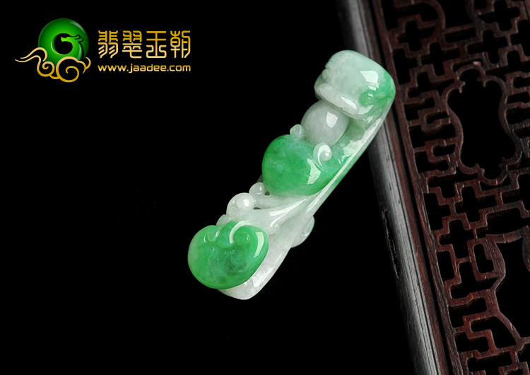 糯冰种翠色缅甸翡翠A货龙钩挂件