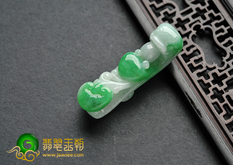 糯冰种翠色缅甸翡翠A货龙钩挂件