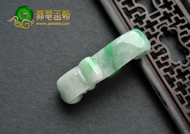 糯冰种翠色缅甸翡翠A货龙钩挂件