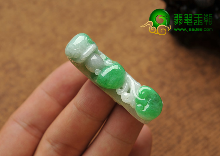 糯冰种翠色缅甸翡翠A货龙钩挂件