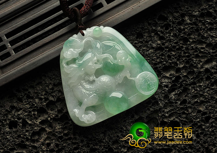 糯冰种飘翠缅甸翡翠A货龙牌挂件