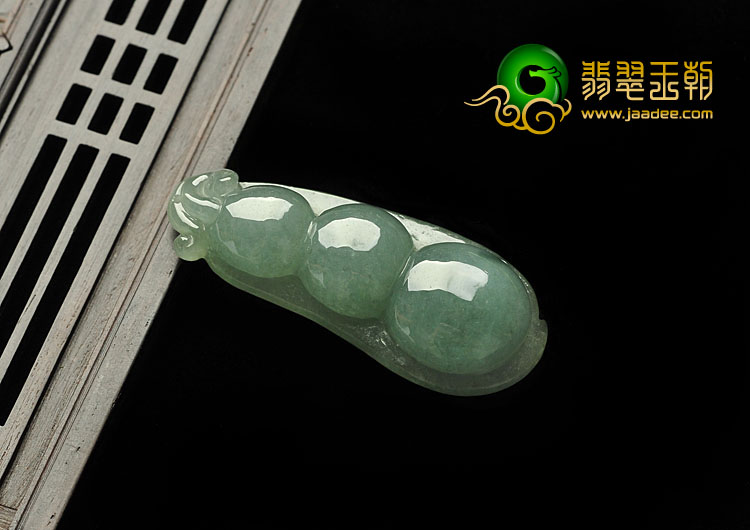(超值推荐)糯冰种晴水缅甸翡翠A货四季豆挂件