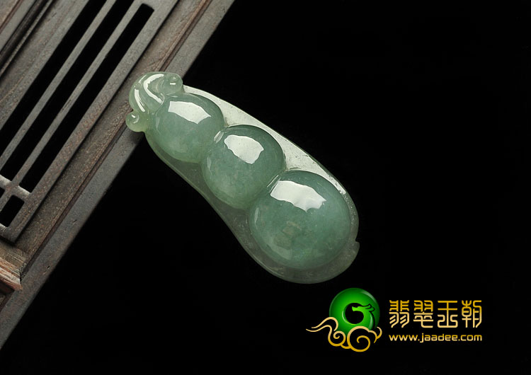 (超值推荐)糯冰种晴水缅甸翡翠A货四季豆挂件
