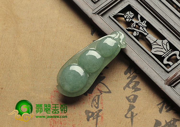 (超值推荐)糯冰种晴水缅甸翡翠A货四季豆挂件