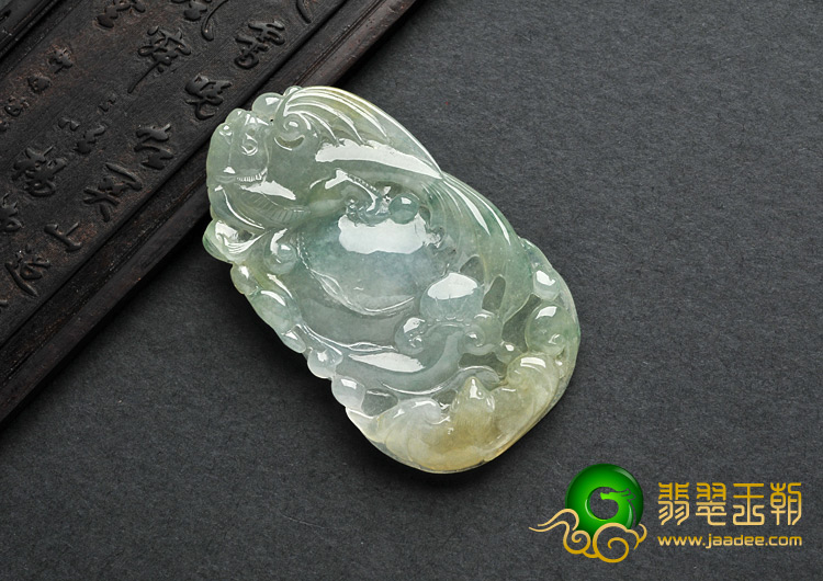 糯冰种晴水略飘花缅甸翡翠A货飞龙在天挂件