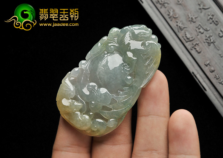 糯冰种晴水略飘花缅甸翡翠A货飞龙在天挂件