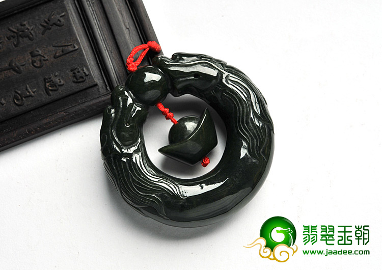 细糯种油青缅甸翡翠A货双龙戏珠挂件