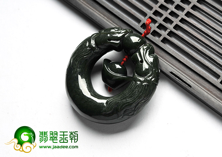 细糯种油青缅甸翡翠A货双龙戏珠挂件