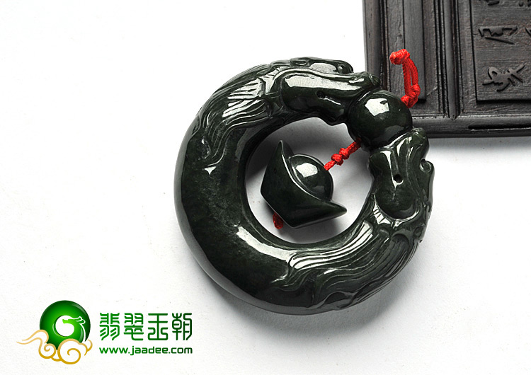 细糯种油青缅甸翡翠A货双龙戏珠挂件