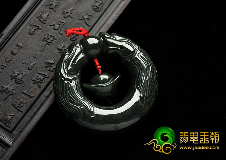 细糯种油青缅甸翡翠A货双龙戏珠挂件