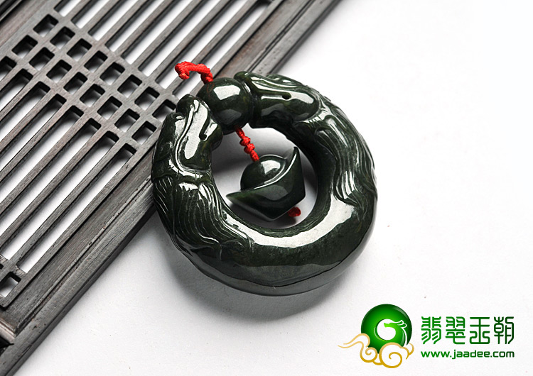 细糯种油青缅甸翡翠A货双龙戏珠挂件
