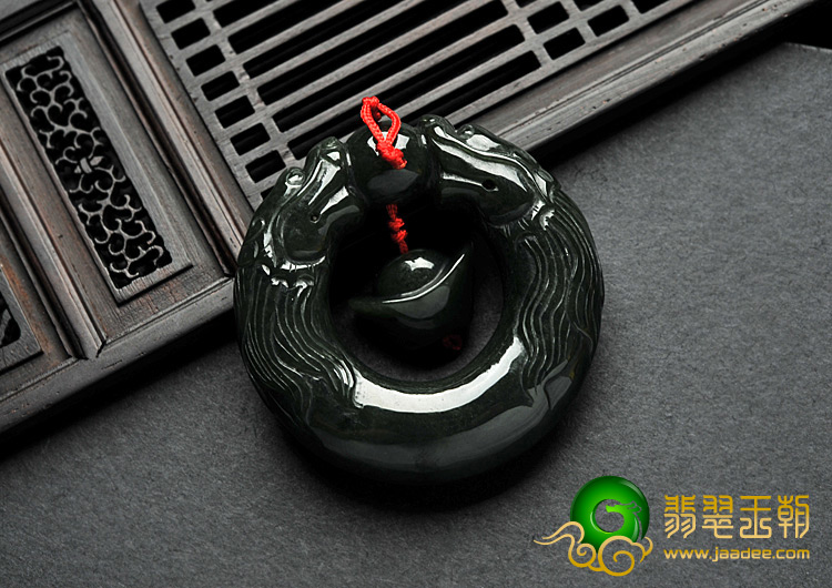 细糯种油青缅甸翡翠A货双龙戏珠挂件