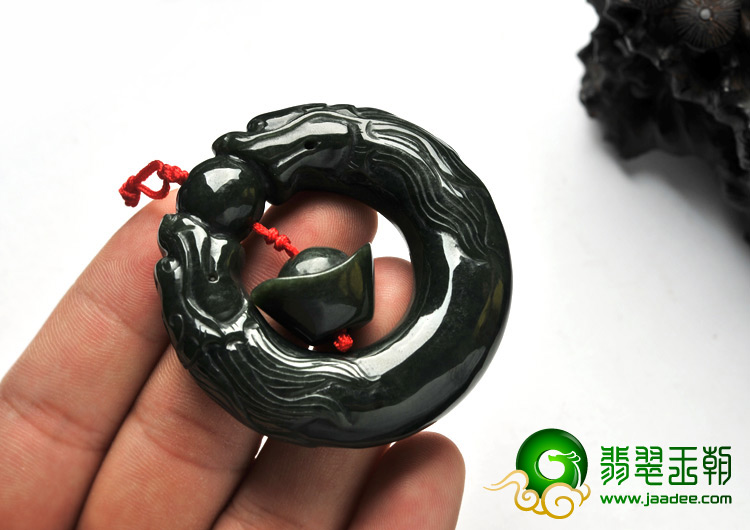 细糯种油青缅甸翡翠A货双龙戏珠挂件