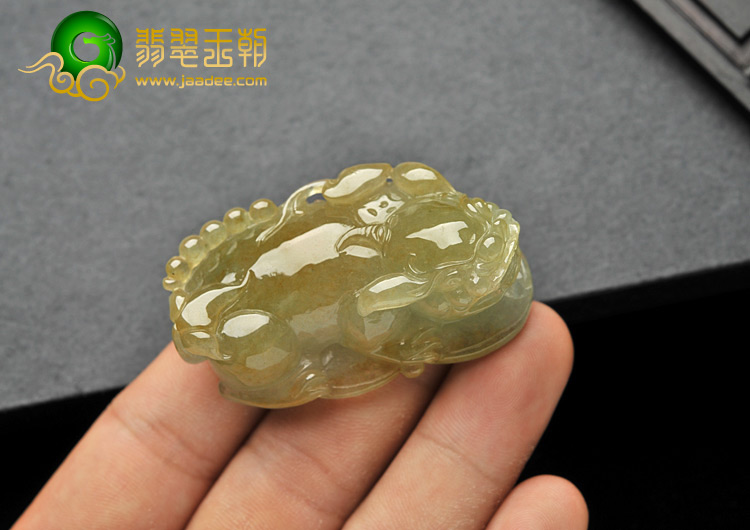 冰种黄翡缅甸翡翠A货貔貅挂件