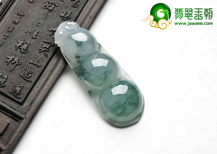 冰种飘花缅甸翡翠A货四季豆挂件