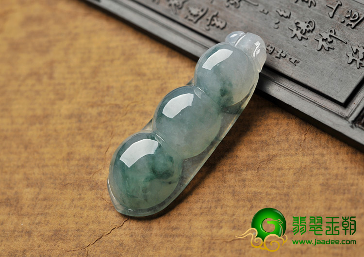 冰种飘花缅甸翡翠A货四季豆挂件