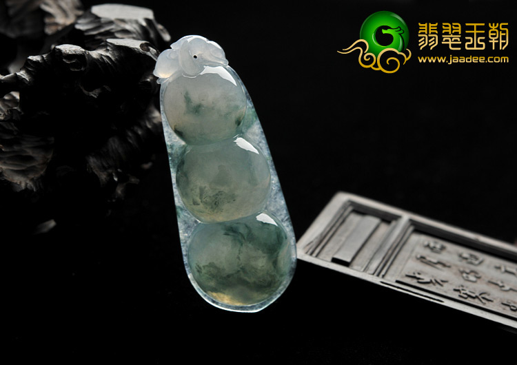 冰种飘花缅甸翡翠A货四季豆挂件