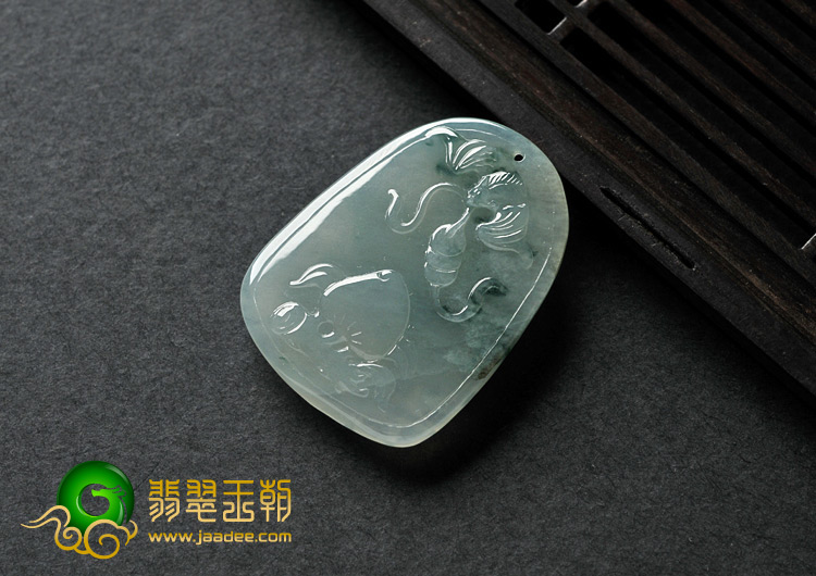 冰玻种飘花缅甸翡翠A货玉兔牌挂件
