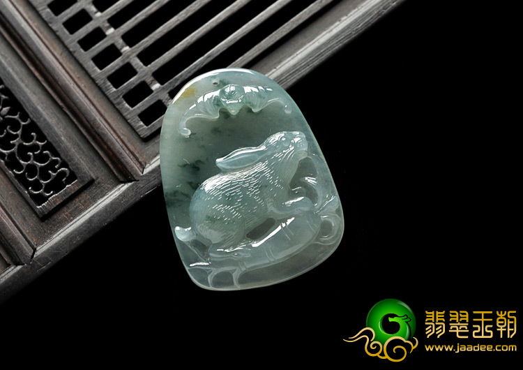 冰玻种飘花缅甸翡翠A货玉兔牌挂件