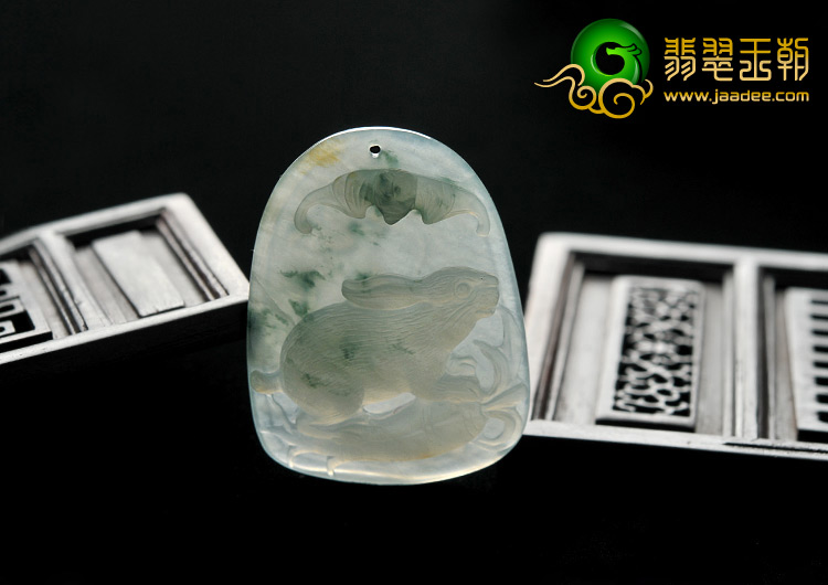 冰玻种飘花缅甸翡翠A货玉兔牌挂件