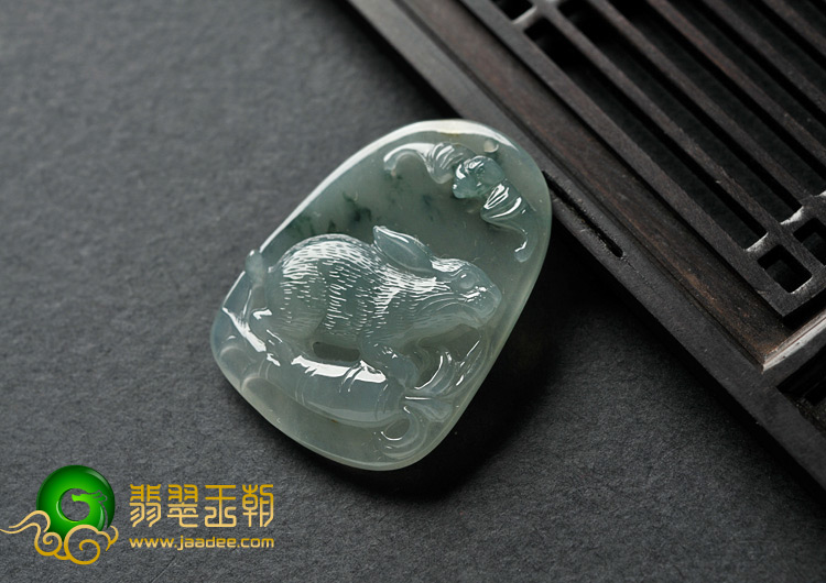 冰玻种飘花缅甸翡翠A货玉兔牌挂件