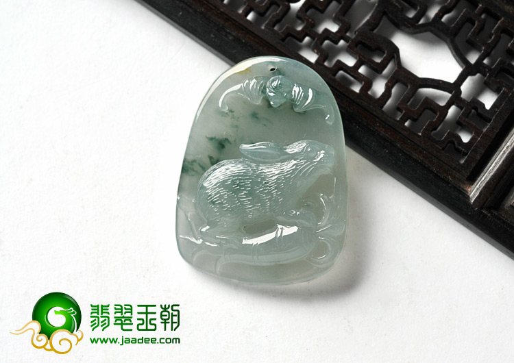 冰玻种飘花缅甸翡翠A货玉兔牌挂件