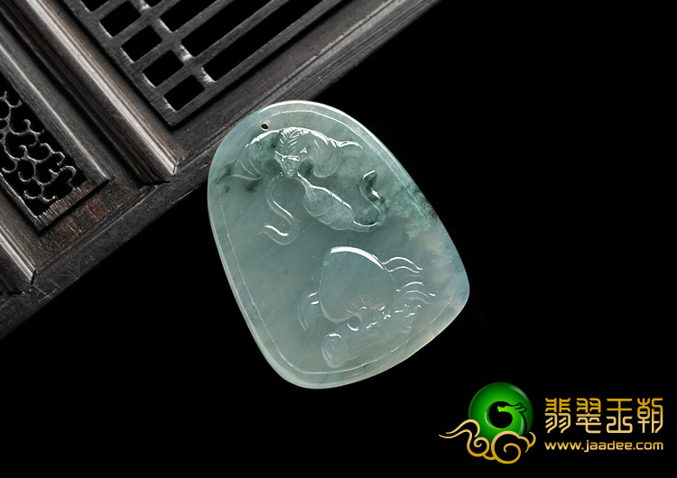 冰玻种飘花缅甸翡翠A货玉兔牌挂件