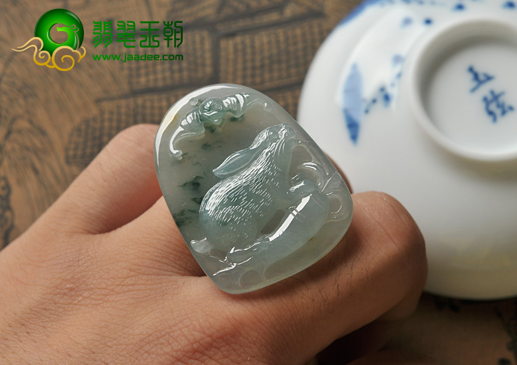 冰玻种飘花缅甸翡翠A货玉兔牌挂件