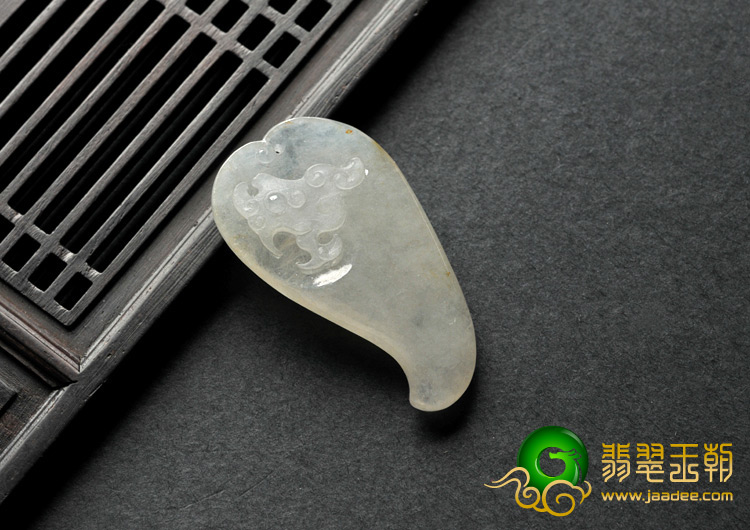 冰种缅甸翡翠A货府中有龙挂件