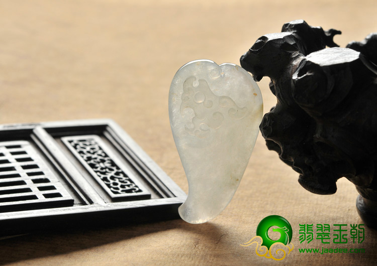 冰种缅甸翡翠A货府中有龙挂件