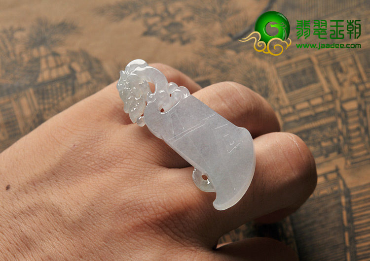 冰种缅甸翡翠A货府中有龙挂件