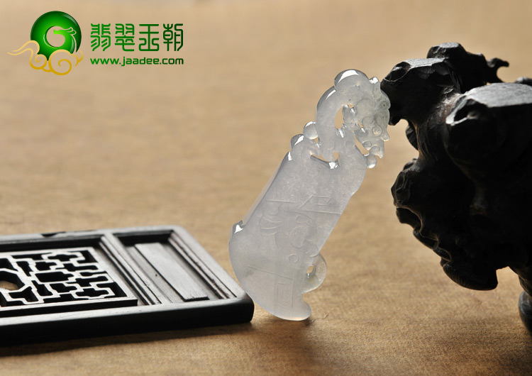 冰种缅甸翡翠A货府中有龙挂件
